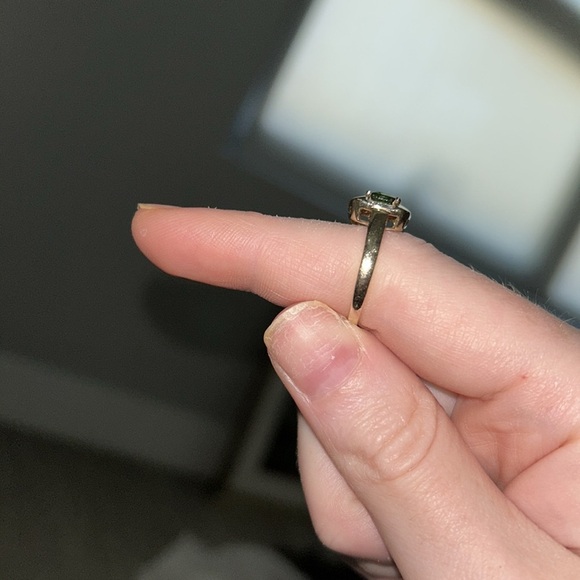 Vintage estate solid 10kt diamond and peridot ring - Picture 9 of 9